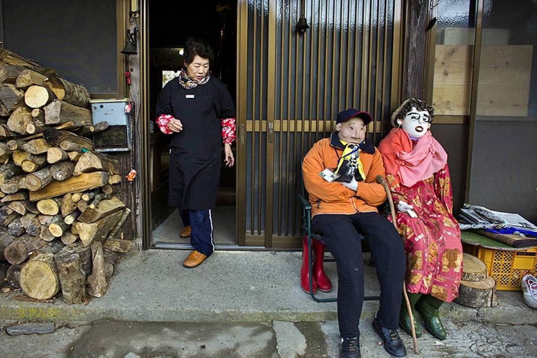 Bu köye gelenler gözlerine inanamıyor: Tüyler ürperten manzara! Hepsi yetişkin insan boyutlarında 45